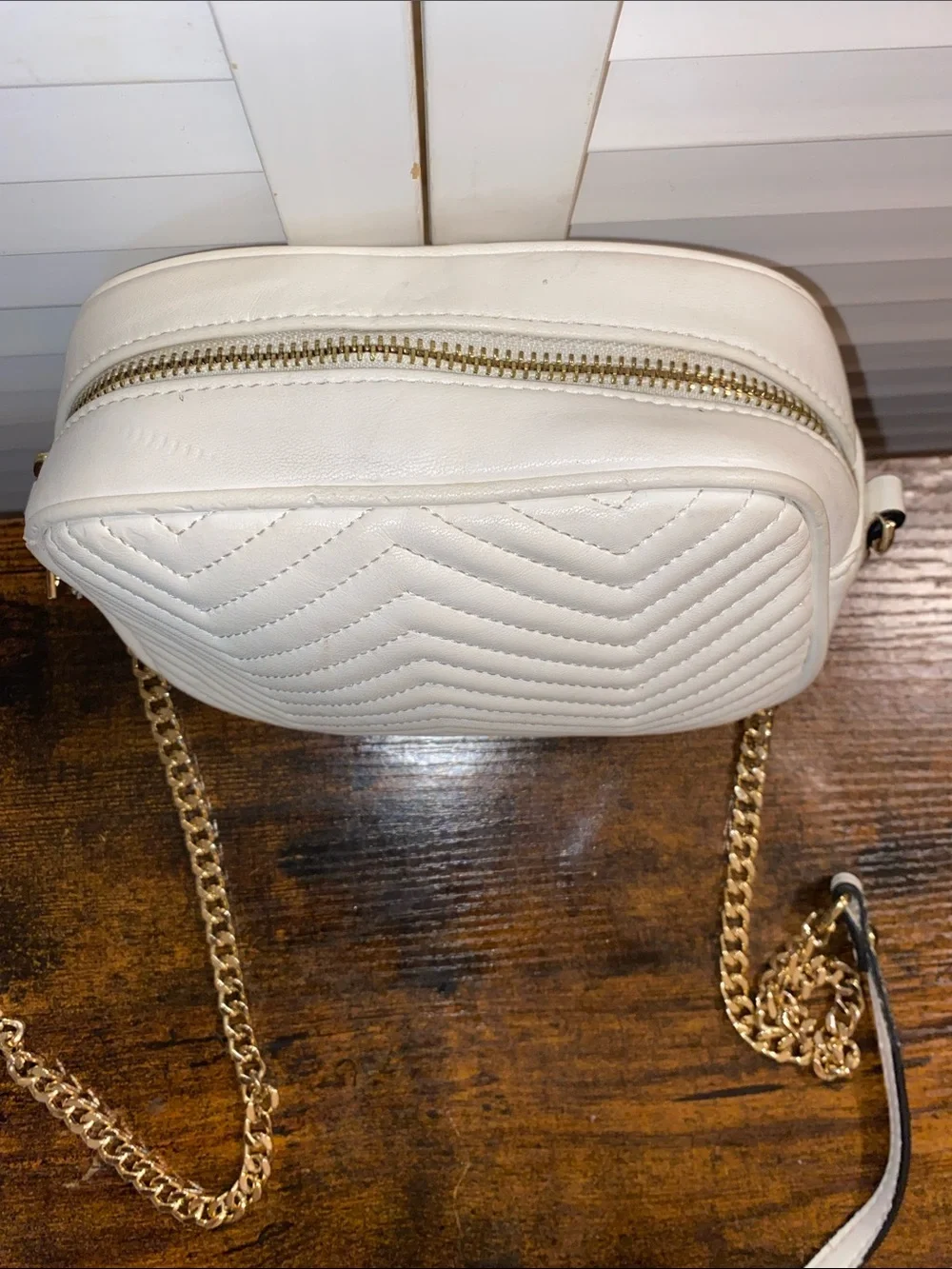 VTG White Chevron Style Crossbody with Heavy Gold Chains and Leather Straps 9” W